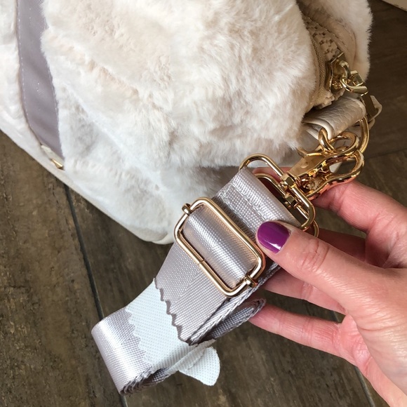 ✨FLASH SALE✨ Cynthia Rowley Cream Faux Fur Tote & Knit Hat Gift Set NWT - Picture 7 of 10